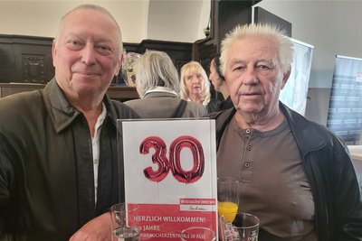 Frank Günther aus Lößnitz (l.) und Jürgen Nestler aus Lauter gehörten zu den Gästen der Jubiläumsfeier. Die beiden sind Verbraucher und Beteiligte an einem aktuellen Musterprozess, den die Verbraucherzentrale gegen die Erzgebirgssparkasse führt. Es geht um Zinsen für Prämiensparverträge.