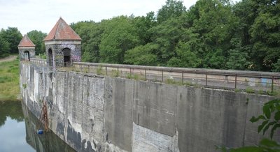 Die in die Jahre gekommene Staumauer der Talsperre Euba.