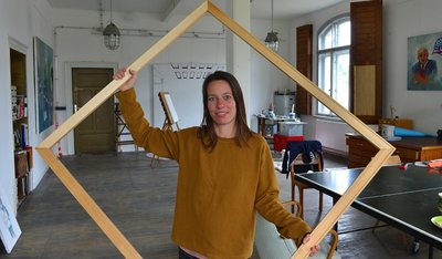 Katja Glänzel stellt sich am Sonntag von 10 bis 18 Uhr in ihrem neuen Atelier Dock 4 im Güterschuppen am Bahnhof in Frankenberg vor. 