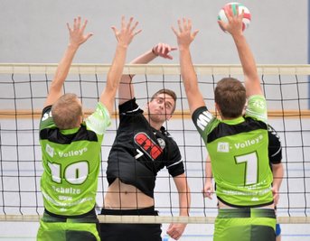 Die Freiberger Volleyballer vom I. VV (schwarz) und Siltronic dürfen wieder ans Netz. 