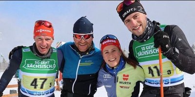Der nach Oberwiesenthal zurückkehrende Trainer Janko Neuber gemeinsam mit "S' Hennich Gewitt": Heiko Hennig, Katharina Hennig und Hans Hennig (v. l.) hatten als Trio viel Spaß bei ihrem Rennen innerhalb der Deutschen Meisterschaft der Vereinsstaffeln in Oberwiesenthal. 