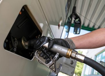 Ein Bus bei Regiobus in Mittweida wird betankt. Jährlich werden 3,3 Millionen Liter Diesel benötigt. 