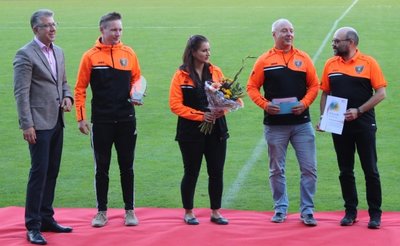 Im Rahmen des "Sporty" wurde auch geehrt. So erhielt die Abteilung Hockey des Postsportvereins von Sportbürgermeister Ralph Burghart (links) die Auszeichnung für vorbildliche Jugendarbeit. 