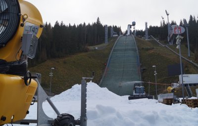 Leise rieselt der Schnee... In der Klingenthaler Vogtland-Arena produziert die Snow-Factory bereits Kunstschnee für den Skisprung-Weltcup am zweiten Dezember-Wochenende.