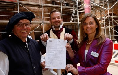 Christian Bretschneider, Patrick Bochmann und Katrin Püschmann vom Geschichtsverein mit einem Dokument aus der Turmkugel des Schlosses.