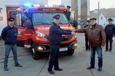 Der stellvertretende Bergener Wehrleiter Sebastian Ebert (zweiter von links) hat im vergangenen Jahr den Schlüssel für das neue Löschfahrzeug von Bürgermeister Günter Ackermann (Freie Wähler) überreicht bekommen.