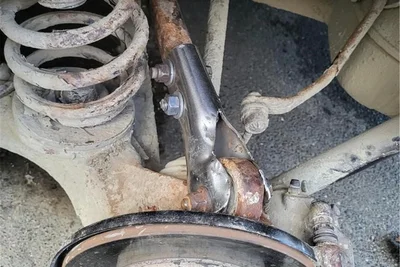 Den gebrochenen Querlenker der Hinterachse reparierte Max, der Kfz-Mechatroniker, fachmännisch in der Open-air-Werkstatt. Und es hielt bis nach Hause.