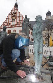 Künstler Norbert Marten repariert seine Figuren.