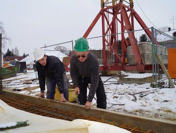 Trotz winterlichen Wetters wird an der neuen Kindertagesstätte gearbeitet.