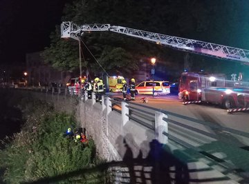Mit einer Drehleiter retteten Feuerwehrleute die verletzte Frau an der Fabrikstraße aus dem Flussbett der Chemnitz.