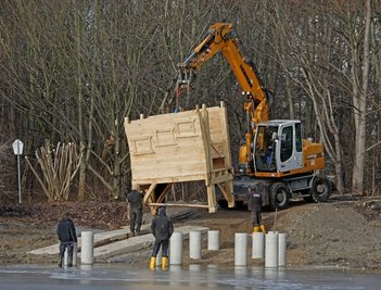 Das erste Element der Beobachtungsplattform am Großen Teich in Limbach-Oberfrohna wird auf das Fundament gehoben. Es besteht aus robustem Robinien- und Eichenholz und wiegt rund vier Tonnen.