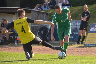 In dieser Szene kann Oelsnitz' Max Hallfahrt Drebachs Martin Horn noch den Ball vom Fuß spitzeln. Später erzielte Horn die Führung für die Hausherren.
