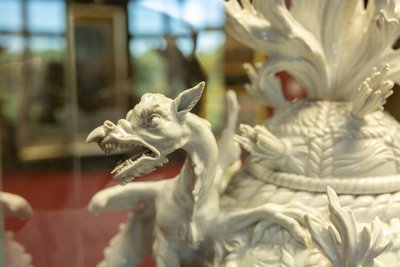 Drachenfigur an einer Porzellanvase im Vedutenzimmer der Burg.