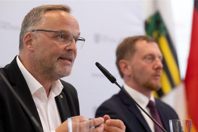 Landrat Dirk Neubauer (l.), bei einer Pressekonferenz mit CDU-Ministerpräsident Michael Kretschmer (CDU) 2023 in Freiberg. Den Wahlkampf der CDU unter Kretschmer macht Neubauer mitverantwortlich für das Wahlergebnis der AfD.