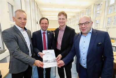Verkehrswissenschaftler Prof. Hartmut Fricke von der TU Dresden, Ronny Zienert, Referatsleiter im Sächsischen Ministerium für Regionalentwicklung, Prof. Johannes Markmiller von der Fakultät Maschinenwesen der TU Dresden und Ronny Erfurt, Geschäftsführer des Planungsbüros Phase 10 in Freiberg (v. l.) bei der Übergabe der Vorstudie zu SmartFly. 