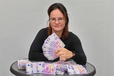Fröhliche Weihnachten! Susann Rauchalles vom Gewerbeverein hat noch einige Auerbacher Geldscheine auf Lager.