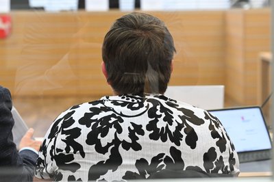 Eine der vier Angeklagten im Landgericht Braunschweig. Sie soll die Forderungen der mitangeklagten Betreiber in einem Harzer Heim umgesetzt haben. 