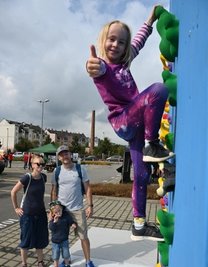 Beim "Sporty" konnten sich die Gäste ausprobieren, so wie Naima Hommel an der Kletterwand. 