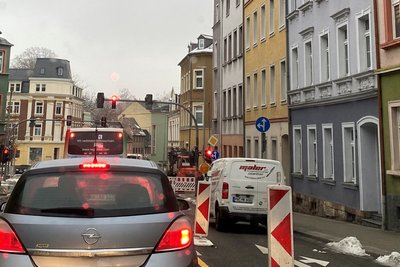 An der Ampel beim Tzschirnerplatz in Mittweida staut sich seit einigen Tagen immer wieder der Verkehr. Grund ist eine zusätzliche Sperrung.