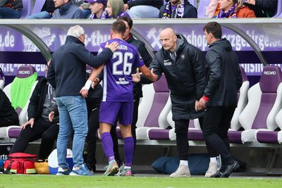 Im Fußball spielen vor allem taktische Überlegungen und Verletzungen eine Rolle bei den Auswechslungen, wie hier bei Spieler Kilian Jakob, der gegen Bielefeld mit einer Blessur am Arm ausschied.