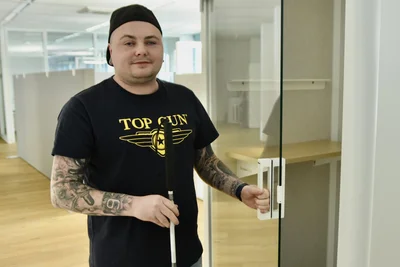 Kevin Schüffler im Büro des SFZ, wo er im Projekt „Kibalu“ mitarbeitet.