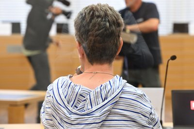Eine der vier Angeklagten im Landgericht Braunschweig. Sie soll für die Straftaten der Mitangeklagten Beihilfe geleistet haben. 