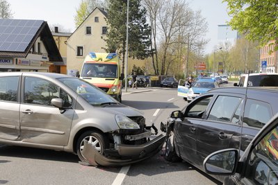An der Startankstelle an der Augustusburger Straße in Chemnitz sind am Donnerstagnachmittag drei Autos kollidiert.