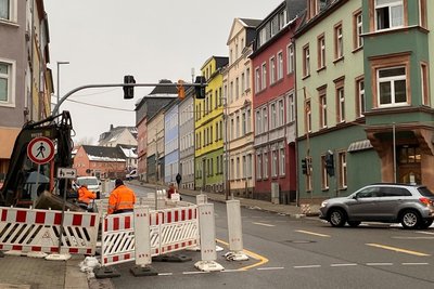 Die Poststraße in Mittweida wird gebaut. Da die Baufahrzeuge Platz brauchen, musste auch ein Stück der Tzschirnerstraße gesperrt werden.