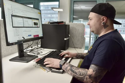Dank einer speziellen Tastatur und Sprachsteuerung kann Kevin Schüffler am PC arbeiten.