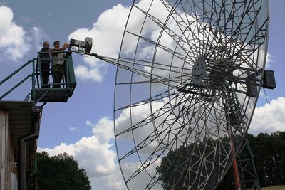 Sebastian Schumann (r.) und Jens Brückner bei Wartungsarbeiten am Parabolspiegel. Die Anlage wird von den Funkamateuren zum Erde-Mond-Erde-Funkbetrieb und zur Beobachtung kosmischer Signale genutzt. 