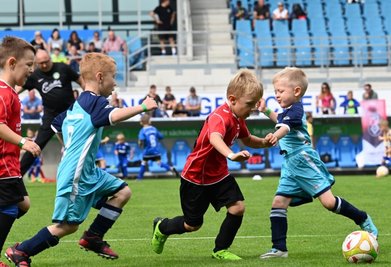 Auf dem "heiligen Rasen" des Stadions an der Gellertstraße trugen Nachwuchskicker verschiedener Chemnitzer Vereine ein Kleinfeldturnier aus. 