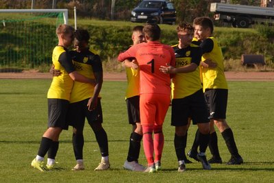 Die Spieler des Oelsnitzer FC feierten nach dem Abpfiff nicht nur die drei Punkte, sondern auch die Eroberung der Tabellenspitze.