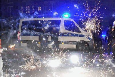 Nach Angriffen auf Einsatzkräfte in der Silvesternacht - wie auf dem Foto in Berlin - hat die Diskussion um Konsequenzen begonnen. 