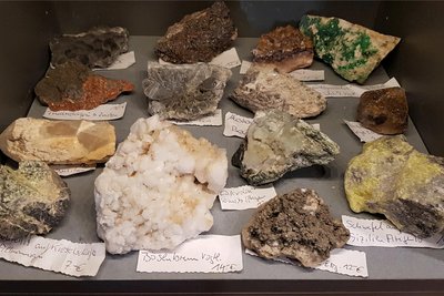 Mineralien aus aller Welt gibt es im Museumsshop auf Schloss Voigtsberg.
