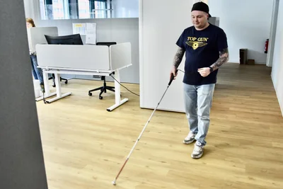 Mithilfe seines Blindenstocks findet sich Kevin Schüffler in den Büroräumen gut zurecht.