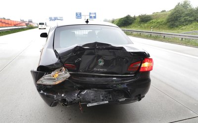 Drei Insassen des Skoda wurden bei der Kollision mit einem Laster leicht verletzt.