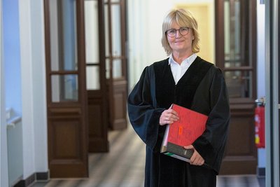 Richterin Simone Herberger. Hier in schwarzer Robe am Landgericht Chemnitz. 