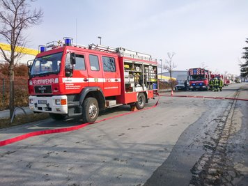 Die Feuerwehren aus Annaberg und Umgebung rückten am Dienstag zu einem Metallbau-Unternehmen in Annaberg-Buchholz an.