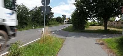 Dort, wo der Radweg am Otto-Resch-Ring in Gersdorf endet, sollen die Radler Richtung Lugau künftig die Straßenseite wechseln. 