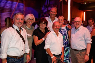 In Chemnitz zu Weltklassesportlern geworden: Ingo Steinhöfel (Olympiamedaillengewinner Gewichtheben), Petra Thümer (Olympiasiegerin Schwimmen), Renate Bauer (ehemals Vogel, Olympiamedaillengewinnerin Schwimmen), Olaf Förster (Olympiasieger Rudern), Joachim Kunz (Olympiasieger Gewichtheben), Ulrike Tauber (Olympiasiegerin Schwimmen, von links) feierten gemeinsam mit Oberbürgermeister Sven Schulze (rechts). 