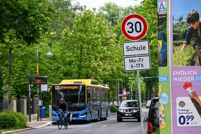 Die ersten Schilder stehen schon – noch provisorisch, bald aber als Dauereinrichtung. Rund um die Chemnitzer Grundschule an der Weststraße soll künftig durchweg Tempo 30 gelten.