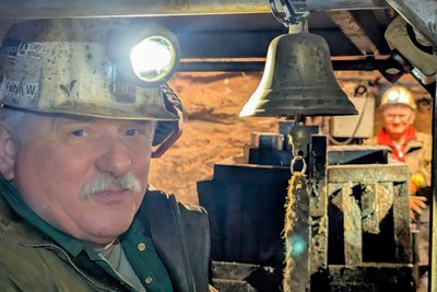 Wizlaw Faltyn (l.) fährt des Flughafenfahrzeug im Bergwerk.