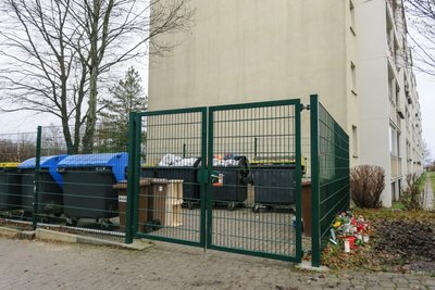 Kerzen und Blumen erinnern an dem Containerplatz auf dem Brünlasberg an den Verstorbenen. 