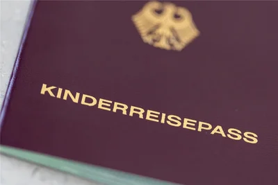 Kinderreisepässe sind ein Jahr gültig, dann müssen sie verlängert werden. Diese Art von Dokument soll künftig aber abgeschafft werden. Dafür hat der Bundestag kürzlich den Weg freigemacht.