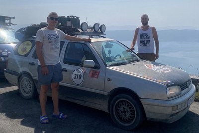 Für die Schrottautos gibt es die Rodeos seit 2014. Die Koordinaten und Aufgaben gab es dann für das Team mit der Startnummer 319 über die WhatsApp-Gruppe „Balkan 2“.