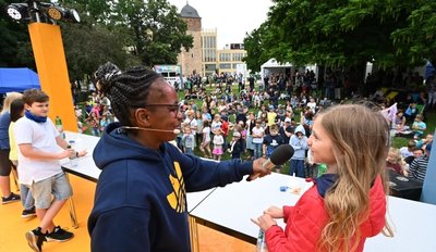 TV-Moderatorin Shary Reeves ("Wissen macht Ah!") lud die jüngsten Besucher zu Experimenten auf die Bühne im Stadthallenpark. 