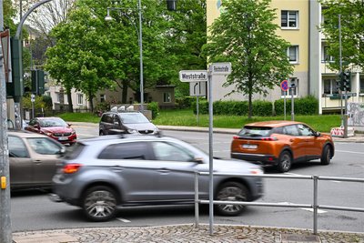 Mit der Kreuzung West-/Reichsstraße befindet sich vor der Schule eine der verkehrsreichsten Straßenkreuzungen im Stadtteil Kaßberg.