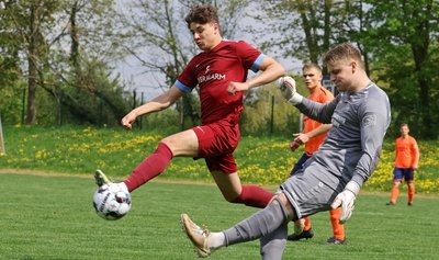 Der Oberlungwitzer Keeper Nicolas Kriebel (hier gegen Nils Wallasch) hatte großen Anteil am Punktgewinn seiner Mannschaft. 