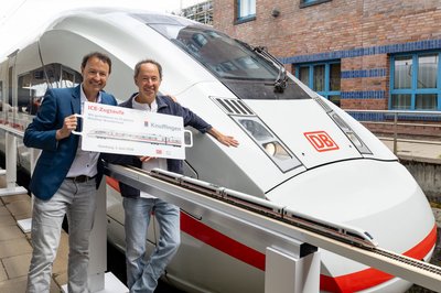 Die Gründer des Miniatur Wunderlands, Frederik und Gerrit Braun, freuen sich, dass der ICE "Knuffingen" künftig Werbung für die Hamburger Modellbahnausstellung macht.