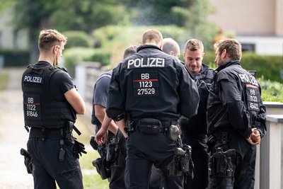 Teltow: Polizisten koordinieren die Suche in einem Wohngebiet nach der Löwin.